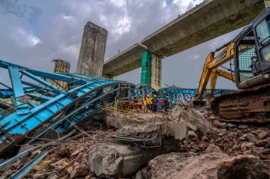 THANE INDIA AUGUST 1 2023 View of fallen girder machine which fell during construction of the third phase of Samruddhi Expressway on August 1 2023 in Thane India 17 people died and three were injured in the incident Photo by Satish Bate Hindustan Tim clipart