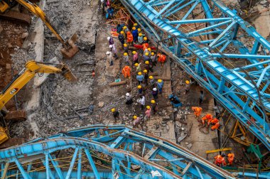 1 Ağustos 2023 'te Thane Hindistan' da Samruddhi Otoyolu 'nun üçüncü etabının inşaatı sırasında kiriş makinesinin düşmesi üzerine harekete geçen 12023 AĞUSTOS kurtarma görevlileri sağ olsun.