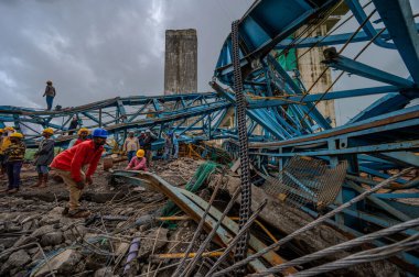1 Ağustos 2023 'te Thane Hindistan' da Samruddhi Otoyolu 'nun üçüncü etabının inşaatı sırasında kiriş makinesinin düşmesi üzerine harekete geçen 12023 AĞUSTOS kurtarma görevlileri sağ olsun.