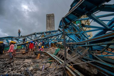 1 Ağustos 2023 'te Thane Hindistan' da Samruddhi Otoyolu 'nun üçüncü etabının inşaatı sırasında kiriş makinesinin düşmesi üzerine harekete geçen 12023 AĞUSTOS kurtarma görevlileri sağ olsun.