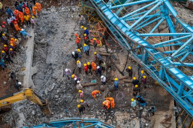 1 Ağustos 2023 'te Thane Hindistan' da Samruddhi Otoyolu 'nun üçüncü etabının inşaatı sırasında kiriş makinesinin düşmesi üzerine harekete geçen 12023 AĞUSTOS kurtarma görevlileri sağ olsun.