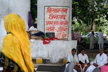 GREATER NOIDA INDIA AĞUSTUSTOS 12023 Çiftçiler Büyük Noida otoritesine karşı protesto oturarak arazi ve konut arsaları için 1 Ağustos 2023 'te büyük Noida Hindistan çiftçileri bu tahribata son verebileceklerini söylediler 