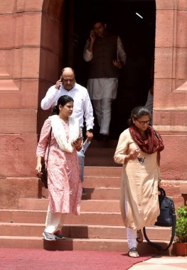 NEW DELHI INDIA AUGust 12023 TMC milletvekilleri Sushmita Dev ve Mausam Noor ve AAP Rajya Sabha Milletvekili Raghav Chadha 1 Ağustos 2023 Salı günü Yeni Delhi 'deki Muson Evi kompleksinde Sonu Mehta Hindustan Times