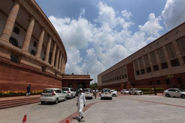 NEW DELHI INDIA AĞUSTOS 12023 Parlamento Binası 'nda bulutlu bir hava görüntüsü Yeni Delhi' deki Muson oturumu sırasında 01 Ağustos 2023 Fotoğraf: Sonu Mehta Hindustan Times 