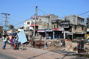 GURUGRAM INDIA AĞUSTUSTOS 12023 Pazartesi öğleden sonra Sohna 'da Ambedkar Chowk' ta bir kalabalığın saldırısına uğramış bir araç görüntüsü.