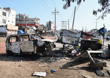 GURUGRAM INDIA AĞUSTUSTOS 12023 Pazartesi öğleden sonra Sohna 'da Ambedkar Chowk' ta bir kalabalığın saldırısına uğramış bir araç görüntüsü.
