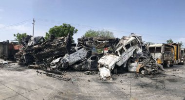 GURUGRAM INDIA AĞUSTOS 12023 Nuh otobüs durağındaki çatışmada zarar gören en az 50 araç, 12023 yılında Nuh 'ta meydana gelen toplu şiddet olaylarının ardından kundaklandı.