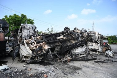 GURUGRAM INDIA AĞUSTOS 12023 Nuh otobüs durağındaki çatışmada zarar gören en az 50 araç, 12023 yılında Nuh 'ta meydana gelen toplu şiddet olaylarının ardından kundaklandı.