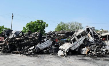 GURUGRAM INDIA AĞUSTOS 12023 Nuh otobüs durağındaki çatışmada zarar gören en az 50 araç, 12023 yılında Nuh 'ta meydana gelen toplu şiddet olaylarının ardından kundaklandı.