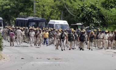 GURUGRAM INDIA AĞUSTOS 12023 Polis Teşkilatı, 12023 'te Nuh' un otobüs durağı yakınlarındaki bayrak yürüyüşü yaptı. Hindistan 'da beş kişi öldü ve çatışmalar sonucu Haryana' da aralarında polislerin de bulunduğu 50 'den fazla kişi yaralandı. 