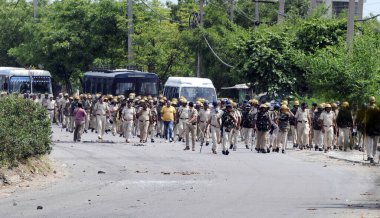 GURUGRAM INDIA AĞUSTOS 12023 Polis Teşkilatı, 12023 'te Nuh' un otobüs durağı yakınlarındaki bayrak yürüyüşü yaptı. Hindistan 'da beş kişi öldü ve çatışmalar sonucu Haryana' da aralarında polislerin de bulunduğu 50 'den fazla kişi yaralandı. 