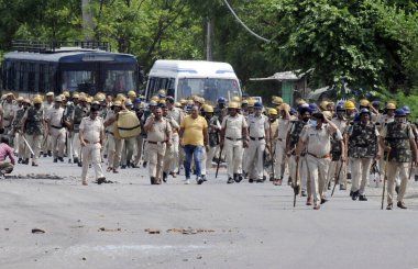 GURUGRAM INDIA AĞUSTOS 12023 Polis Teşkilatı, 12023 'te Nuh' un otobüs durağı yakınlarındaki bayrak yürüyüşü yaptı. Hindistan 'da beş kişi öldü ve çatışmalar sonucu Haryana' da aralarında polislerin de bulunduğu 50 'den fazla kişi yaralandı. 