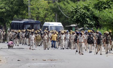 GURUGRAM INDIA AĞUSTOS 12023 Polis Teşkilatı, 12023 'te Nuh' un otobüs durağı yakınlarındaki bayrak yürüyüşü yaptı. Hindistan 'da beş kişi öldü ve çatışmalar sonucu Haryana' da aralarında polislerin de bulunduğu 50 'den fazla kişi yaralandı. 