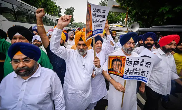 stock image NEW DELHI INDIA AUGUST 5 2023 Victims of the 1984 anti Sikh riots stage a protest against Congress leader Jagdish Tytler outside the Rouse Avenue Court on August 5 2023 in New Delhi India Tytler on Saturday appeared before the court in connection wit