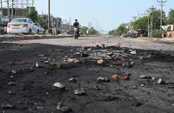 stock image GURUGRAM INDIA AUGUST 1 2023 A view of the road after the pelted stones by the mob on police at Nuh on Monday afternoon on August 1 2023 in Nuh India Five people were killed and over 50 people including policemen were injured in Haryana after clashes