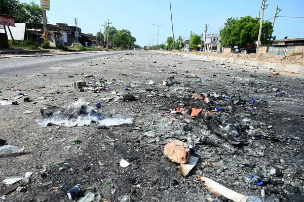 stock image GURUGRAM INDIA AUGUST 1 2023 A view of the road after the pelted stones by the mob on police at Nuh on Monday afternoon on August 1 2023 in Nuh India Five people were killed and over 50 people including policemen were injured in Haryana after clashes