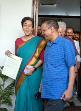 NEW DELHI INDIA SEPTEMBER 27 Eylül 2024 Eski Delhi Genel Başkanı Arvind Kejriwal ve Delhi Genel Sekreteri Atishi Delhi Yasama Meclisi sırasında 27 Eylül 2024 tarihinde Yeni Delhi Hindistan Fotoğrafı: Ra