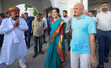 NEW DELHI INDIA SEPTEMBER 27 Eylül 2024 Delhi Genel Sekreteri Atishi eski CM Başkan Yardımcısı Manish Sisodia ile birlikte 27 Eylül 2024 tarihinde Delhi 'de Delhi Vidhan Sabha' da yapılan yasama meclisinde Yeni Delhi 'de fotoğraf: Raj K Raj K Hindustan Times