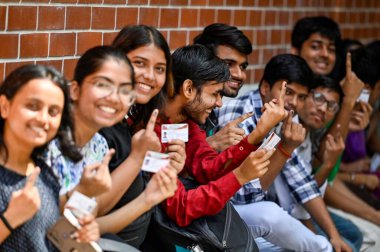 YENİ DELHI INDIA SEPTEMBER 27 YIL 2024 Öğrenciler Delhi Üniversitesi Öğrenci Birliği 2024 Hindu üniversitesinde 27 Eylül 2024 tarihinde yapılan anketlerde oy kullandıktan sonra işaretli parmaklarını gösteriyor. Fotoğraf: Raj K Raj Raj Hindustan Times