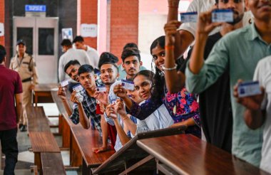 YENİ DELHI INDIA SEPTEMBER 27 Eylül 2024 Yeni Delhi Hindistan Pho 'da 27 Eylül 2024 tarihinde Kirori Mal Koleji' nde yapılan Delhi Üniversitesi Öğrenci Birliği DUSU seçimlerinde oy kullanmak için bekleyen öğrenciler kimlik kartlarıyla birlikte fotoğraflara poz veriyor.