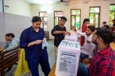 YENİ DELHI INDIA SEPTEMBER 27 YIL 2024 Öğrenciler Delhi Üniversitesi Öğrenci Birliği DUSU anketleri sırasında 27 Eylül 2024 tarihinde Kirori Mal Koleji 'nde Yeni Delhi Hindistan Fotoğrafı: Raj K Hindustan Times