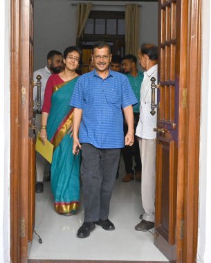 NEW DELHI INDIA SEPTEMBER 27 Eylül 2024 Eski Delhi başbakanı Arvind Kejriwal ve Başbakan Atishi ile birlikte 27 Eylül 2024 'te Vidhan Sabha' da yapılan toplantı sırasında Yeni Delhi Hindistan 'da Sonu Mehta Hindustan Times