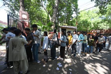 NEW DELHI INDIA SEPTEMBER 27 2024 Students line up for cast their votes for DUSU election at Ramjas Collage North Delhi University on September 27 2024 in New Delhi India Photo by Sonu Mehta Hindustan Times