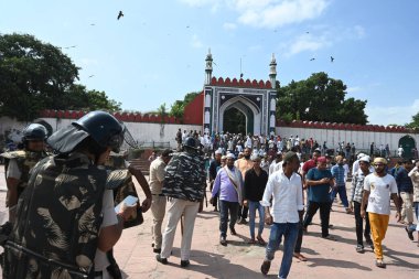 NEW DELHI INDIA SEPTEMBER 27 Eylül 2024 Müslüman insanlar Shahi Eidgah 'ta Cuma namaj adadıktan sonra Shahi Idgah' ın dışında konuşlandı. 27 Eylül 2024 tarihinde Yeni Delhi 'de heykel taşıma sırasındaki protesto söylentileri yayıldı.