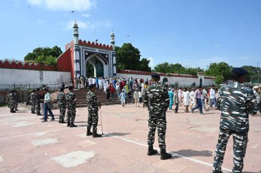 NEW DELHI INDIA SEPTEMBER 27 Eylül 2024 Müslüman insanlar Shahi Eidgah 'ta Cuma namaj adadıktan sonra Shahi Idgah' ın dışında konuşlandı. 27 Eylül 2024 tarihinde Yeni Delhi 'de heykel taşıma sırasındaki protesto söylentileri yayıldı.