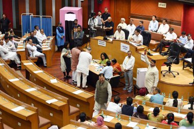 YENİ DELHI INDIA SEPTEMBER 27. 2024 MCD daimi komite üyesi seçimleri sırasında Septemb 'deki MCD Merkezi' nde başkan olarak atanan Yadav 'ın huzurunda düzenleniyor.