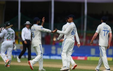 KANPUR INDIA SEPTEMBER 27 Eylül 2024 Hintli kriket oyuncusu Yashasvi Jaiswal, 27 Eylül 2024 tarihinde Green Park Stadyumu 'nda oynanan ikinci test kriket maçının ilk gününde Bangladeşli oyuncu Zakir Hasan' ı yakalamak için daldı.
