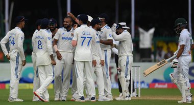 KANPUR INDIA SEPTEMBER 27 Eylül 2024 Hintli kriket oyuncusu Akash Deep, Bangladeşli Batsman Shadman Islam 'ın Green Park Stadyumu' nda oynanan ikinci test kriket maçının ilk gününde yakalanmasını takım arkadaşlarıyla kutluyor. 