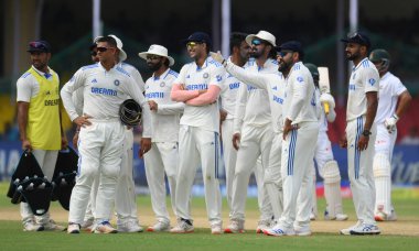 KANPUR INDIA 27 Eylül 2024 Hint kriket oyuncusu Ravichandran Ashwin LBW 'nin Bangladeşli kaptan Necmul Hossain Shanto' ya Hindistan ve Bangladeş arasındaki İkinci Sınav kriket maçının ilk gününde cesur davranmasını kutladı.