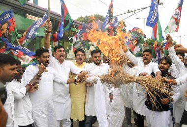 PATNA, INDIA, SEPTEMBER 27 Eylül 2024 Lok Janshakti Partisi Ramvilas üyeleri, 27 Eylül 2024 'te Batı Bengal Vergi Dairesi' nde Bihari öğrencilerine düzenlenen saldırıyı protesto etmek amacıyla Batı Bengal Genel Sekreteri Mamta Banerjee 'nin heykeliyle gösteri yaptılar.