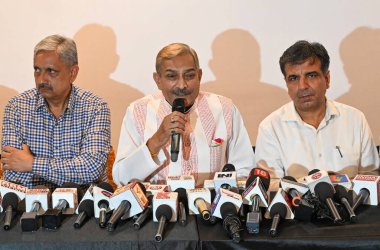 GURUGRAM, INDIA, SEPTEMBER 27, 2024 Pramod Tiwari Kongre Milletvekili Rajya Sabha Sukhbir Kataria Eski Bakanı ve Pankaj Dawar Medya koordinatörü, Rajiv 'deki bir otelde Haryana Meclis Seçimleri hakkında bir basın toplantısı düzenledi. 