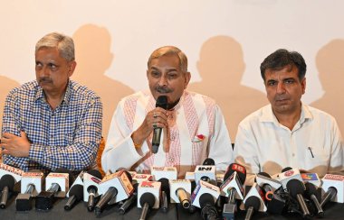 GURUGRAM, INDIA, SEPTEMBER 27, 2024 Pramod Tiwari Kongre Milletvekili Rajya Sabha Sukhbir Kataria Eski Bakanı ve Pankaj Dawar Medya koordinatörü, Rajiv 'deki bir otelde Haryana Meclis Seçimleri hakkında bir basın toplantısı düzenledi. 