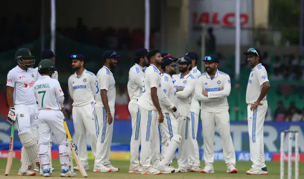 KANPUR INDIA SEPTEMBER 27 Eylül 2024 Hindistan Takımı, 27 Eylül 2024 tarihinde Kanpur Hindistan 'daki Green Park Stadyumu' nda Hindistan ile Bangladeş arasında oynanan ikinci test kriket maçının ilk gününde Bangladeşli Batsman 'a karşı gözden geçirilmek üzere bekliyor. 