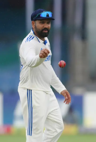 KANPUR INDIA SEPTEMBER 27 Eylül 2024 Hintli kaptan Rohit Sharma, 27 Eylül 2024 tarihinde Kanpur Hindistan 'da Green Park Stadyumu' nda oynanan ikinci test kriket maçının ilk gününde geçer. 