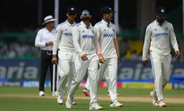 KANPUR INDIA SEPTEMBER 27 Eylül 2024 Hintli kriket oyuncusu Virat Kohli, 27 Eylül 2024 'te Green Park Stadyumu' nda Hindistan ile Bangladeş arasında oynanan İkinci Test kriket maçının ilk gününde yağmurun ardından maça başlarken güneşe doğru bakıyor. 