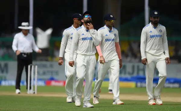 KANPUR INDIA SEPTEMBER 27 Eylül 2024 Hintli kriket oyuncusu Virat Kohli, 27 Eylül 2024 'te Green Park Stadyumu' nda Hindistan ile Bangladeş arasında oynanan İkinci Test kriket maçının ilk gününde yağmurun ardından maça başlarken güneşe doğru bakıyor.