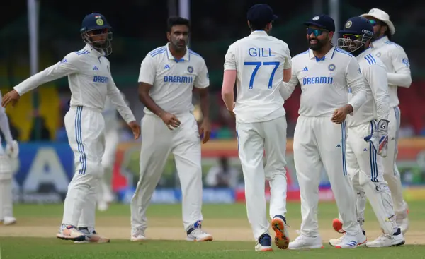 KANPUR INDIA 27 Eylül 2024 Hint kriket oyuncusu Ravichandran Ashwin LBW 'nin Bangladeşli kaptan Necmul Hossain Shanto' ya Hindistan ve Bangladeş arasındaki İkinci Sınav kriket maçının ilk gününde cesur davranmasını kutladı.