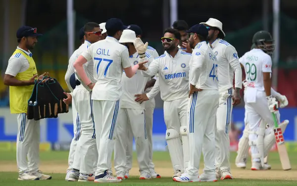 KANPUR INDIA 27 Eylül 2024 Hint kriket oyuncusu Ravichandran Ashwin LBW 'nin Bangladeşli kaptan Necmul Hossain Shanto' ya Hindistan ve Bangladeş arasındaki İkinci Sınav kriket maçının ilk gününde cesur davranmasını kutladı. 