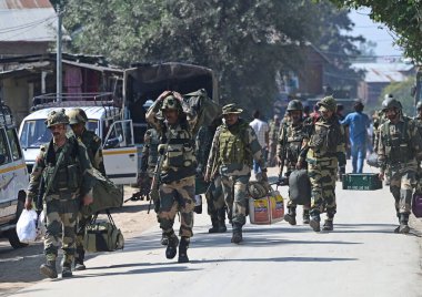 BANDIPORA INDIA SEPTEMBER 30 Eylül 2024 Paramiliter asker, Bandipora Hindistan 'ın Sumbal alanında 30 Eylül 2024 tarihinde yapılan meclis seçimlerinin üçüncü ve son safhasında bir dağıtım merkezinin önünde yürüyor. Fotoğraf: Waseem Andrabi Hindu