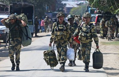 BANDIPORA INDIA SEPTEMBER 30 Eylül 2024 Paramiliter asker, Bandipora Hindistan 'ın Sumbal alanında 30 Eylül 2024 tarihinde yapılan meclis seçimlerinin üçüncü ve son safhasında bir dağıtım merkezinin önünde yürüyor. Fotoğraf: Waseem Andrabi Hindu