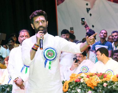 PATNA INDIA SEPTEMBER 30 Eylül 2024 Birlik Bakanı ve Lok Janshakti Parti ulusal başkanı Chirag Paswan, Santos 'un 30 Eylül 2024 tarihinde Patna Hindistan' da düzenlediği S K Memorial Hall 'da Planlanmış Kast ve Zamanlanmış Kabileler hücre toplantısında konuşma yaptı.