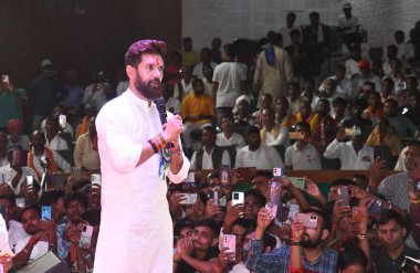 PATNA INDIA SEPTEMBER 30 Eylül 2024 Birlik Bakanı ve Lok Janshakti Parti ulusal başkanı Chirag Paswan, Santos 'un 30 Eylül 2024 tarihinde Patna Hindistan' da düzenlediği S K Memorial Hall 'da Planlanmış Kast ve Zamanlanmış Kabileler hücre toplantısında konuşma yaptı.