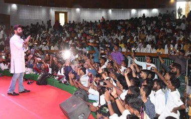 PATNA INDIA SEPTEMBER 30 Eylül 2024 Birlik Bakanı ve Lok Janshakti Parti ulusal başkanı Chirag Paswan, Santos 'un 30 Eylül 2024 tarihinde Patna Hindistan' da düzenlediği S K Memorial Hall 'da Planlanmış Kast ve Zamanlanmış Kabileler hücre toplantısında konuşma yaptı.