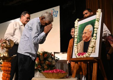 NEW DELHI INDIA SEPTEMBER 30 2024 Hindi novelist and short fiction writer Chandra Kishore Jaiswal flower tribute to Shri Lal Shukla portrait during the Shrilal Shukla Smriti IFFCO Sahitya Samman Ceremony at India Habitat Centre Lodhi Road on Septembe clipart