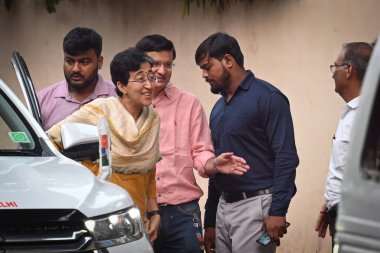 NEW DELHI INDIA SEPTEMBER 30 Eylül 2024 Delhi başkanı PWD yetkilileri ile birlikte NSIC Kompleksi yakınlarındaki Dış Halka Yolu 'nun durumunu denetlerken 30 Eylül 2024 tarihinde Yeni Delhi Hindistan Başbakanı incelendi ve hasar gören 