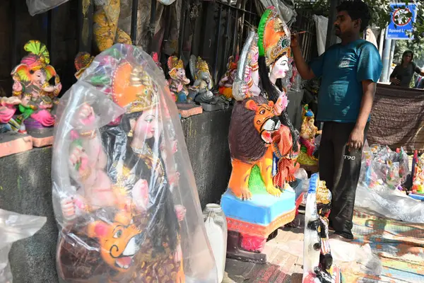 NEW DELHI INDIA SEPTEMBER 30 2024 Sanatçı Mukesh dokuz gün sürecek Shardiya Navratri festivali için Durga murti dekore etti Panchkula Yolu 30 Eylül 2024 tarihinde Yeni Delhi Hindistan Fotoğraf: Sonu Mehta Hindustan Times